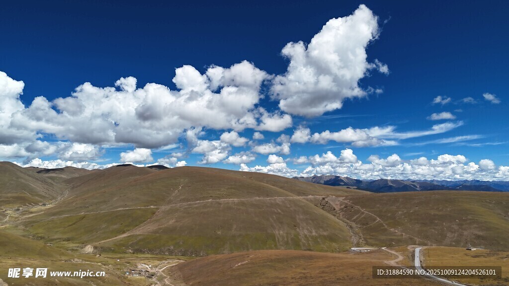蓝天白云下的广袤山地