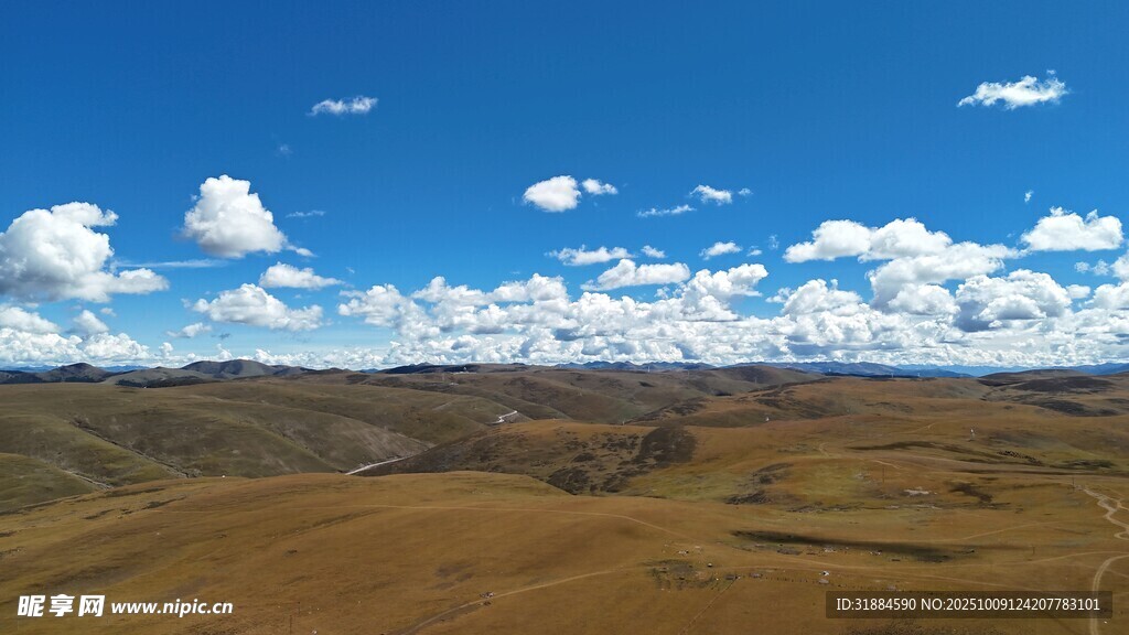广袤草原上的蓝天白云