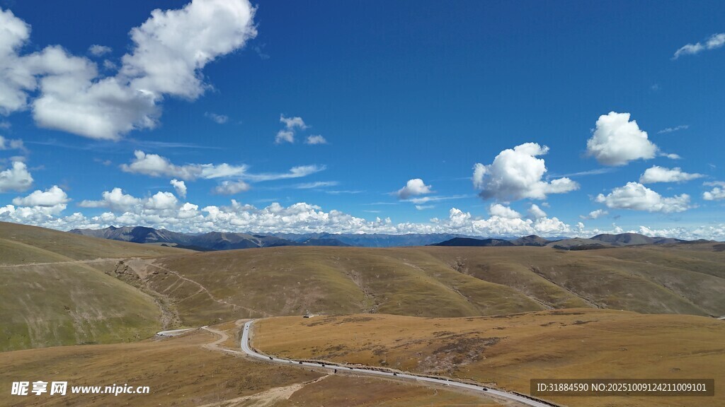 辽阔草原上的蓝天白云风景