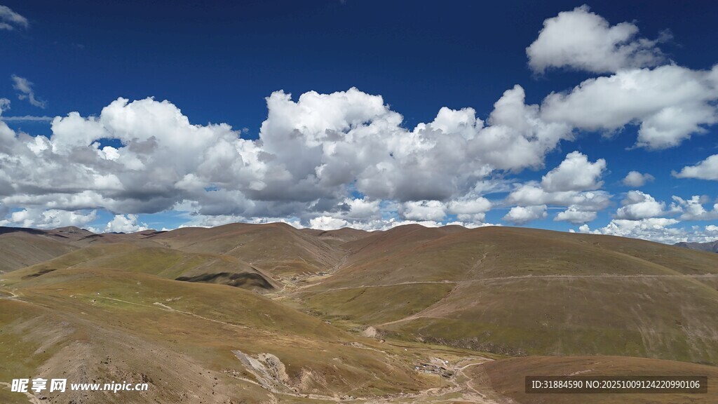 广袤高原蓝天白云美景