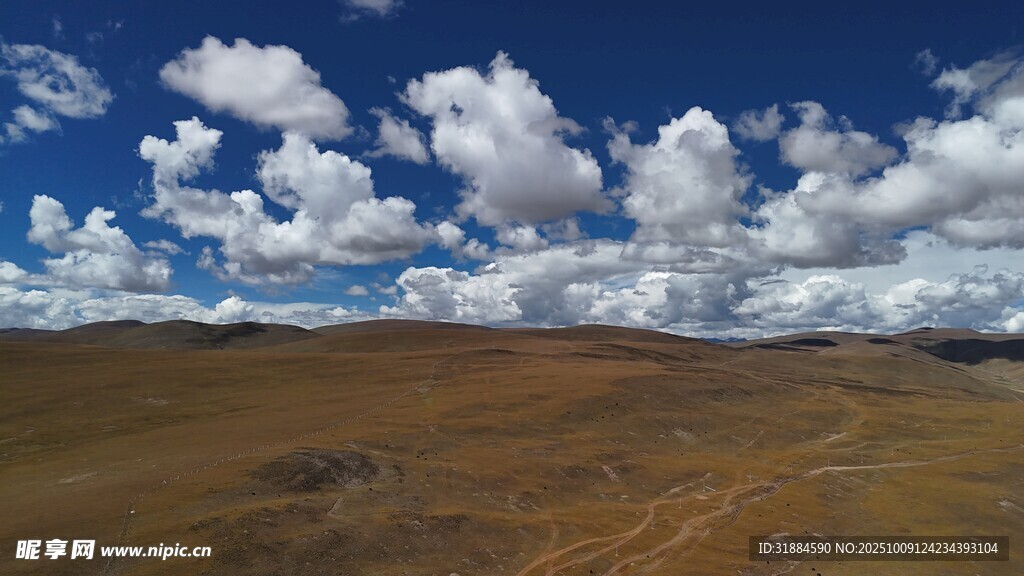 广袤草原上的蓝天白云