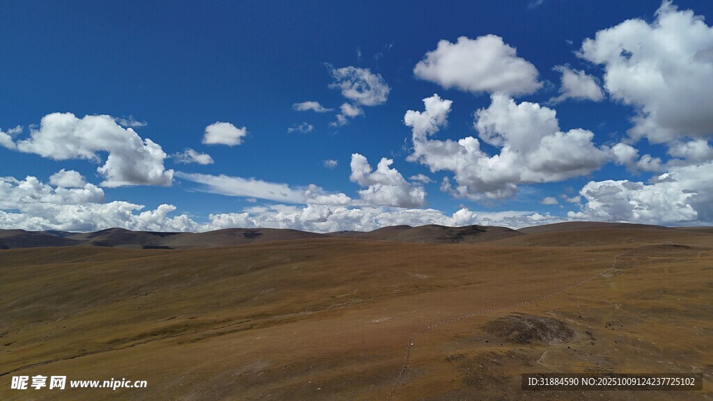 辽阔草原上的蓝天白云