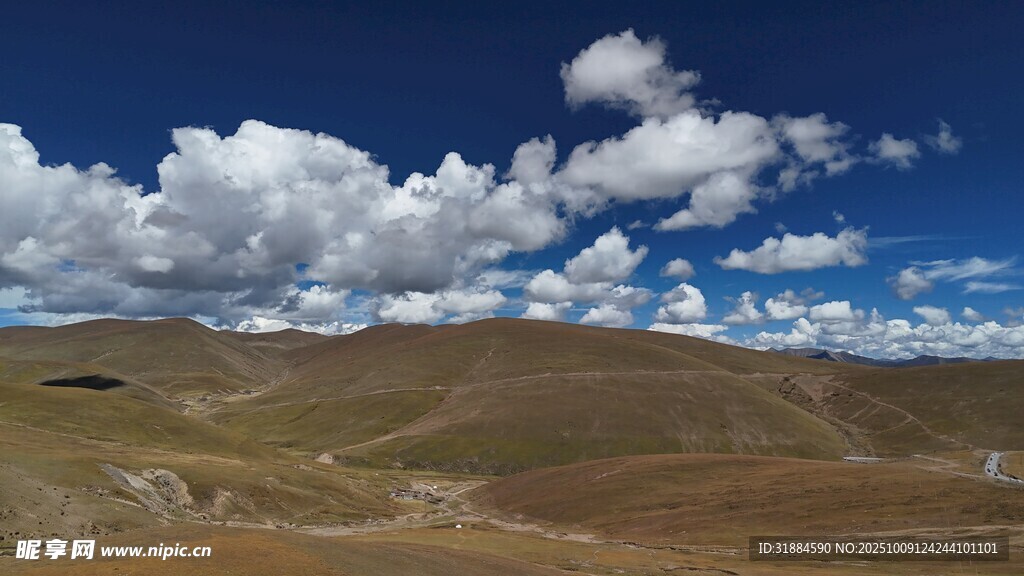 蓝天白云下的广袤荒原