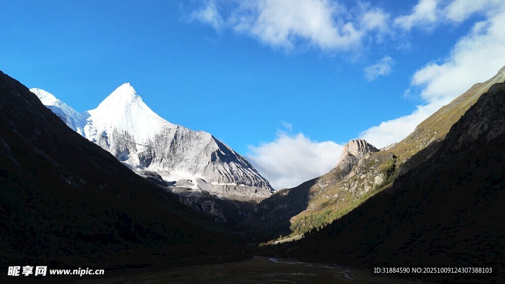 雪山山谷壮丽自然景观