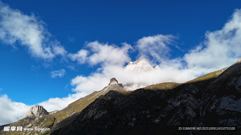蓝天青山间的秀丽景致