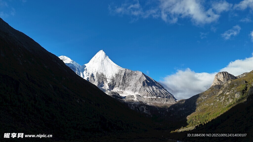 巍峨雪山美景