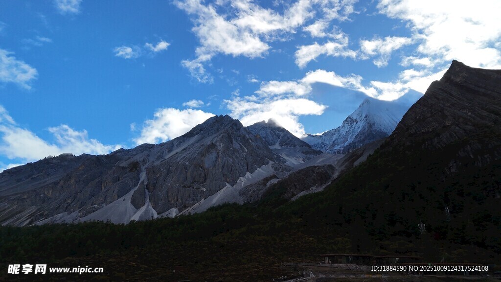 壮丽雪山蓝天白云美景