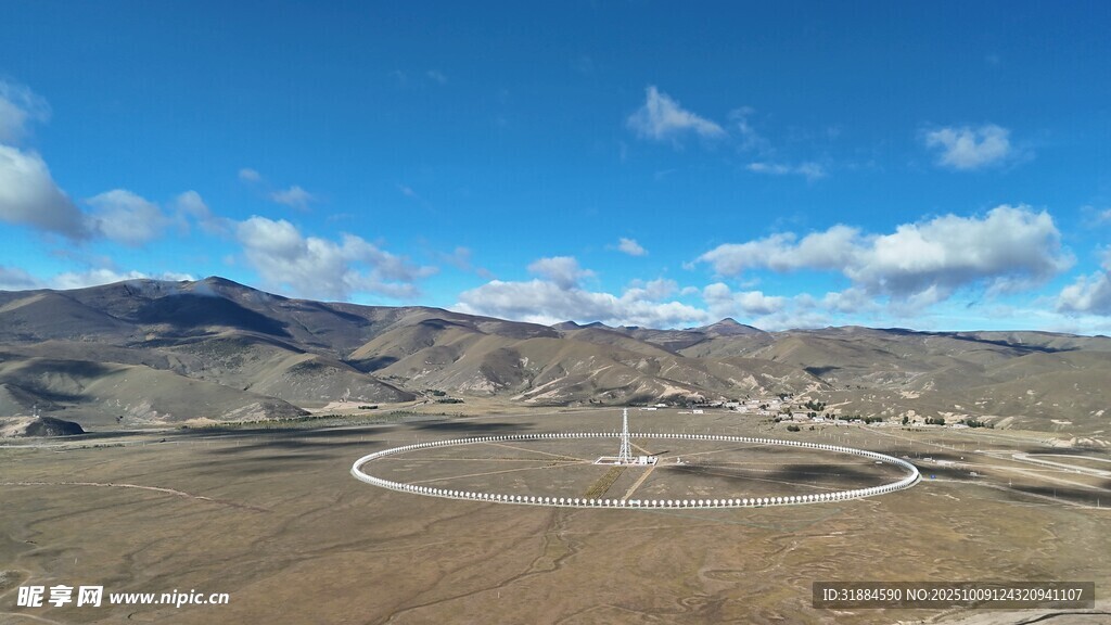 广袤荒原中的环形建筑