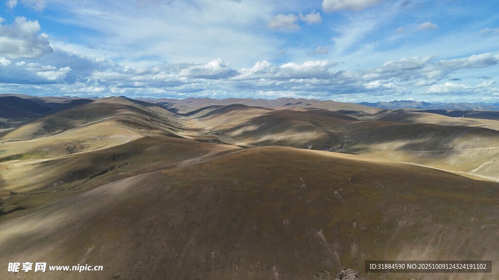 广袤旷野蓝天美景