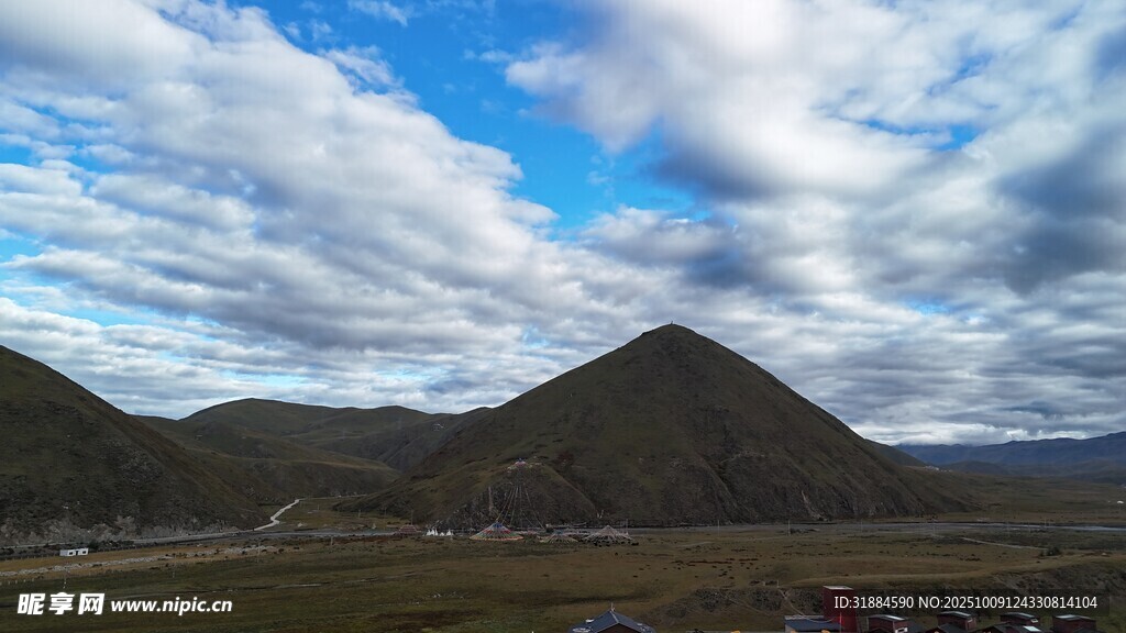 壮丽山景与蓝天白云