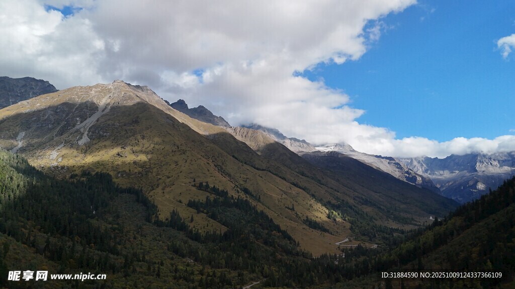 壮丽山峦蓝天白云美景