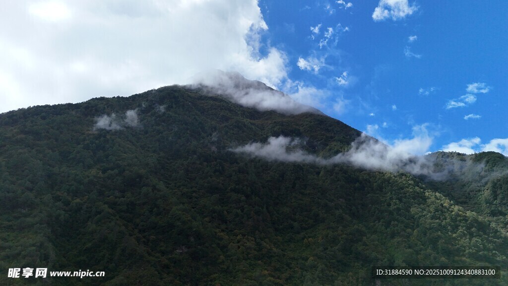 青山蓝天间的云雾美景