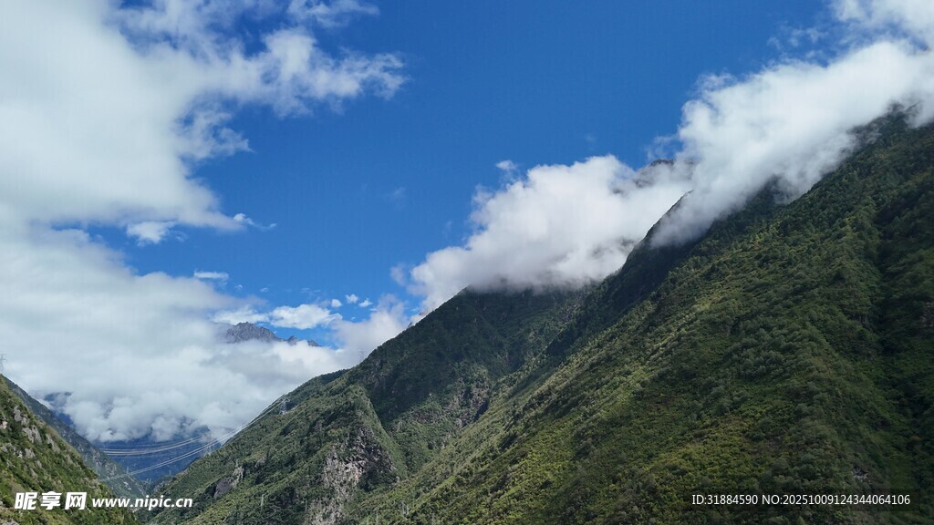 山间美景蓝天白云覆青山