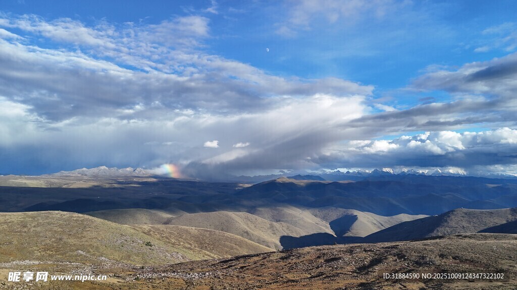 壮丽山景与蓝天云海