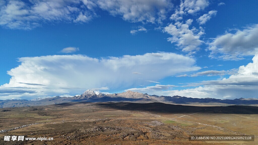辽阔草原上的蓝天白云
