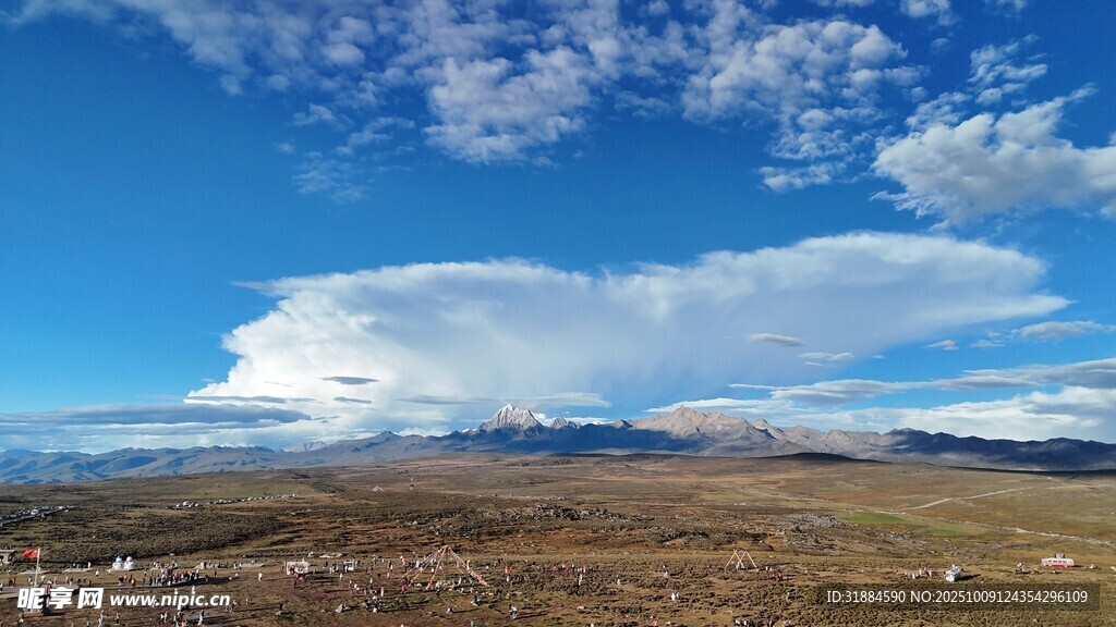 辽阔蓝天与蓬松云朵景观