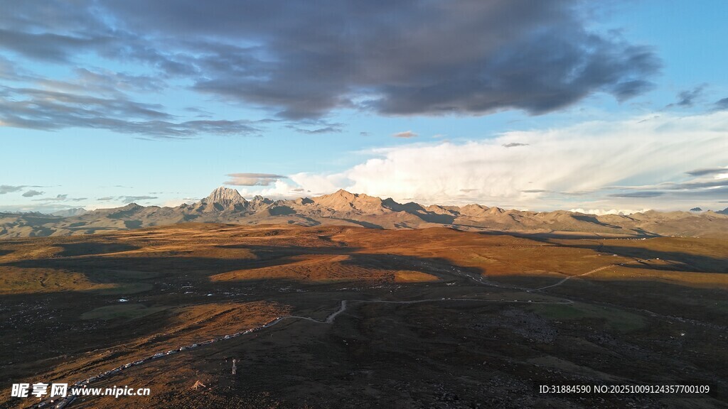 壮丽雪山下的开阔风景