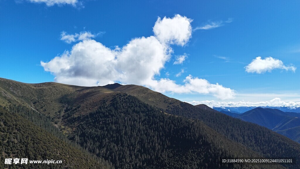 壮丽山景与蓝天白云