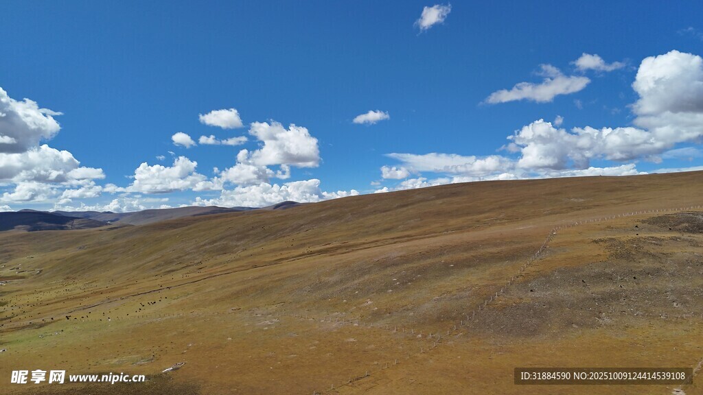 广袤草原上的晴朗蓝天