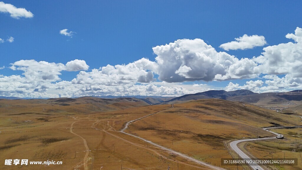 广袤荒原上的蜿蜒公路