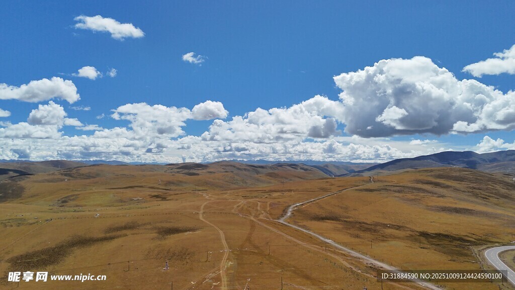 广袤草原上的蓝天白云