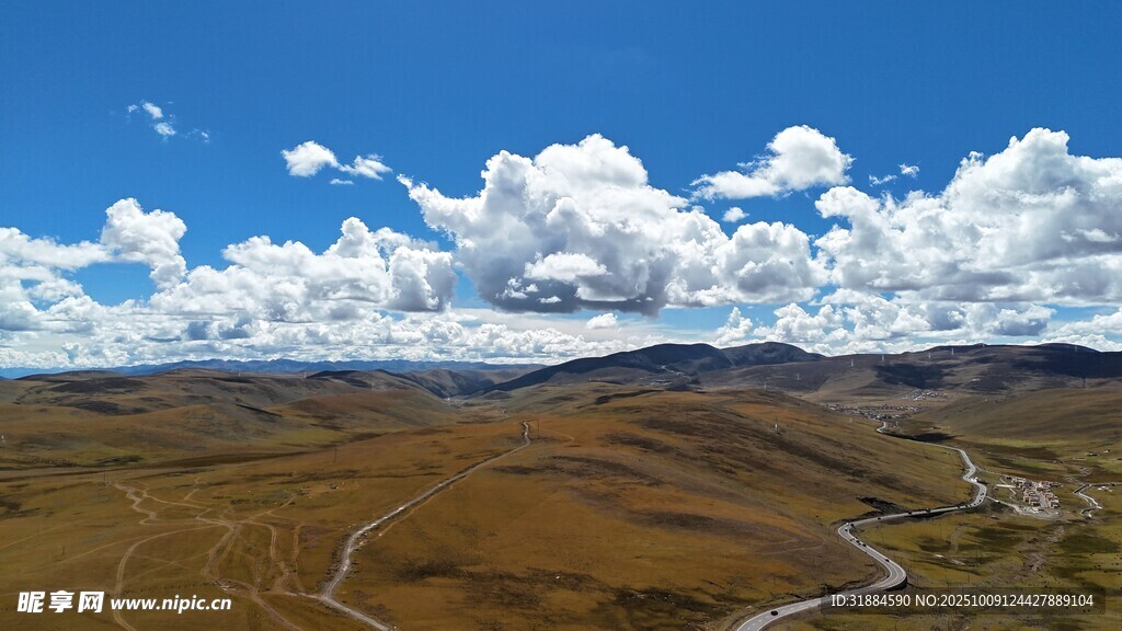 广袤草原上的蓝天白云之路