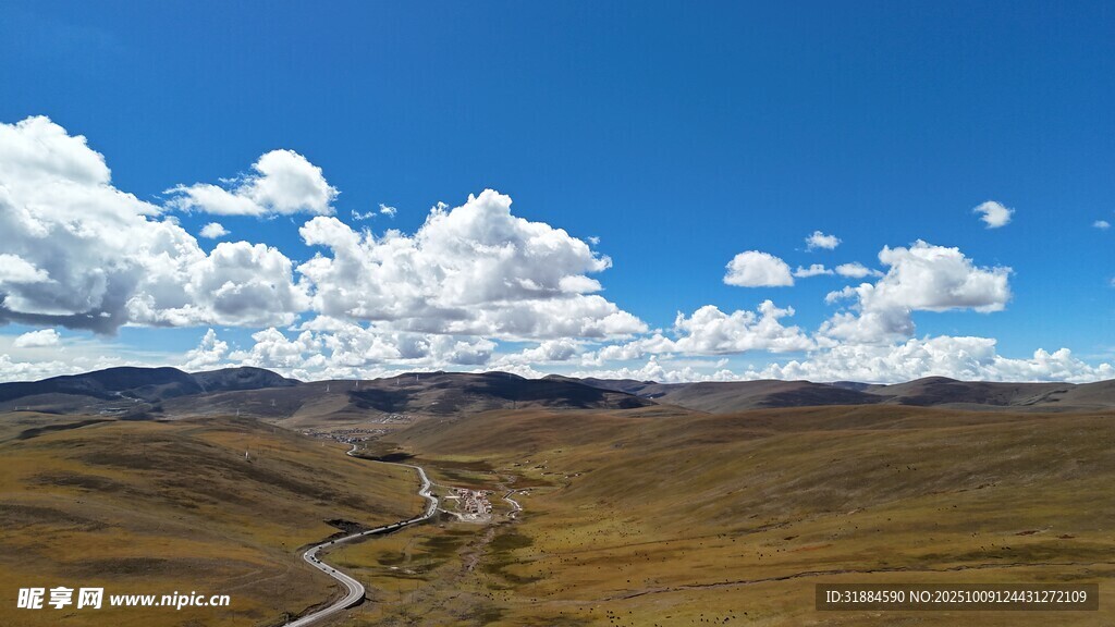 辽阔草原上的蓝天白云之路