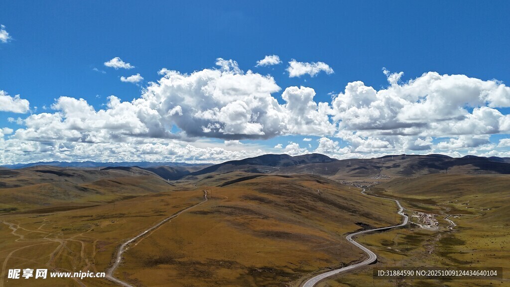 辽阔草原上的蓝天白云