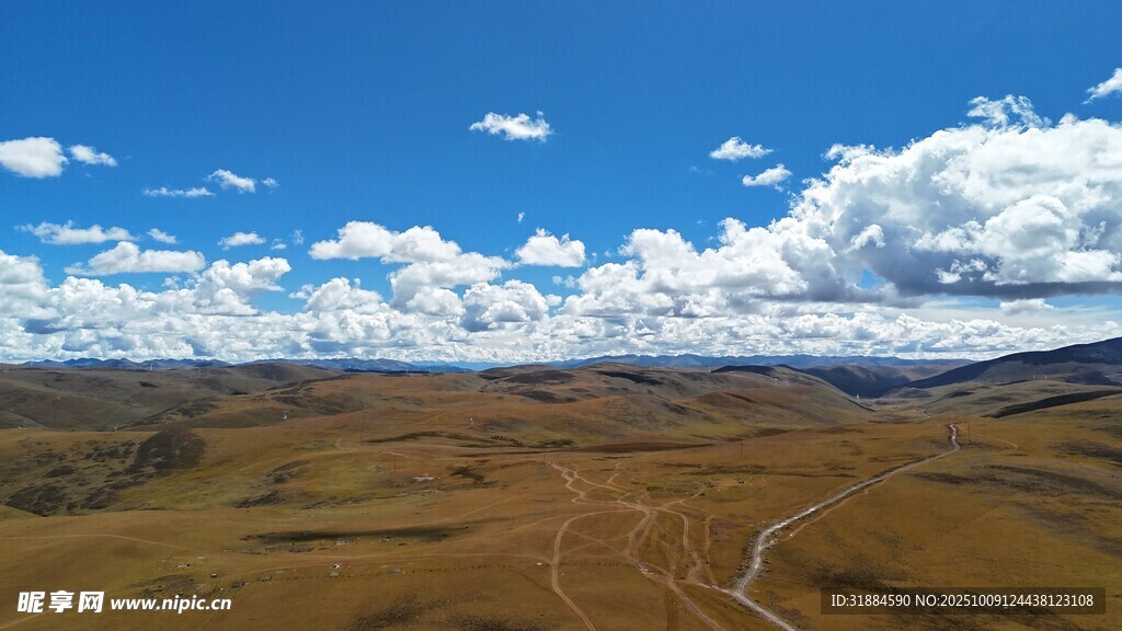 辽阔草原上的蓝天白云