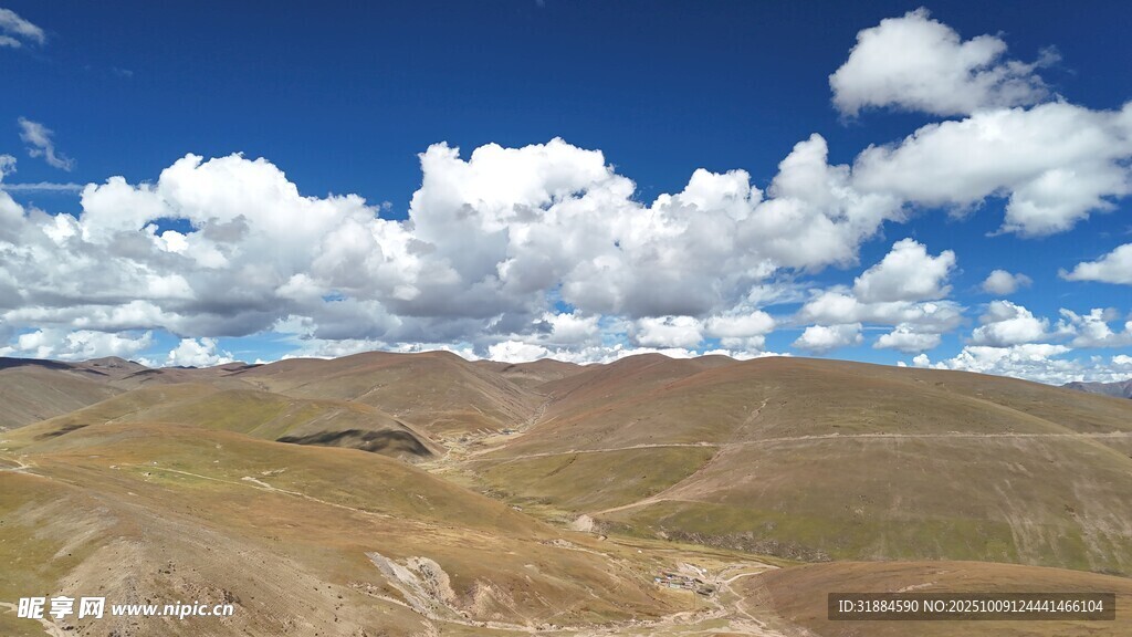 辽阔高原蓝天白云美景
