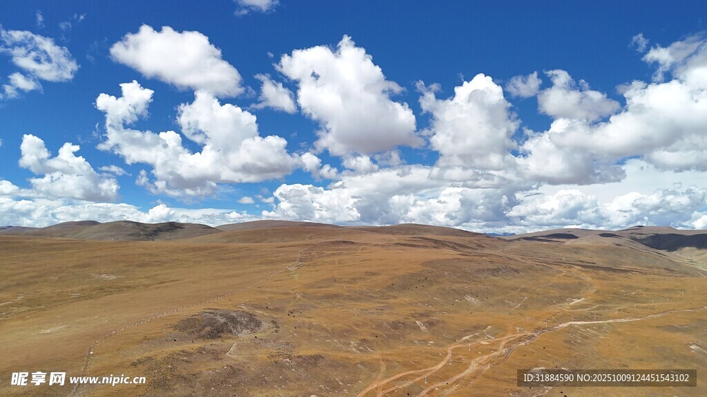 广袤荒原上的蓝天白云