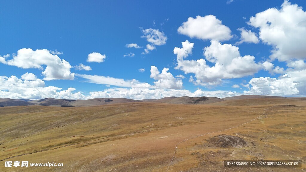 广袤草原上的蓝天白云