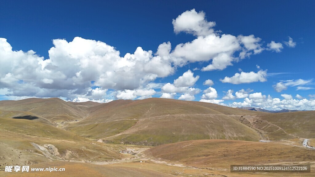 蓝天白云下的广袤高原
