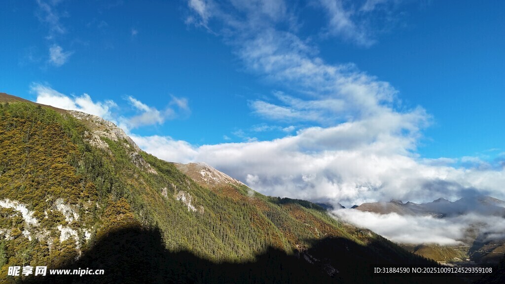 壮丽山景与蓝天白云