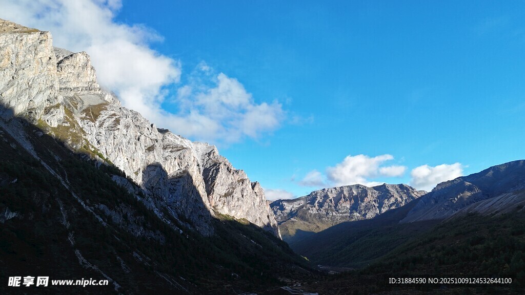 壮丽高山蓝天美景