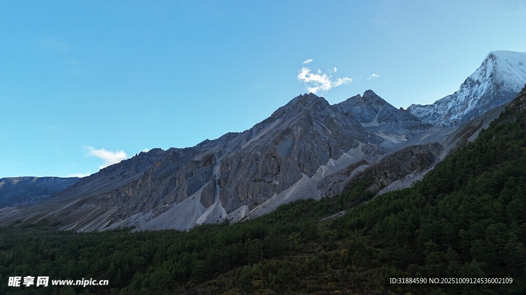 壮丽山景远山覆雪近林郁葱