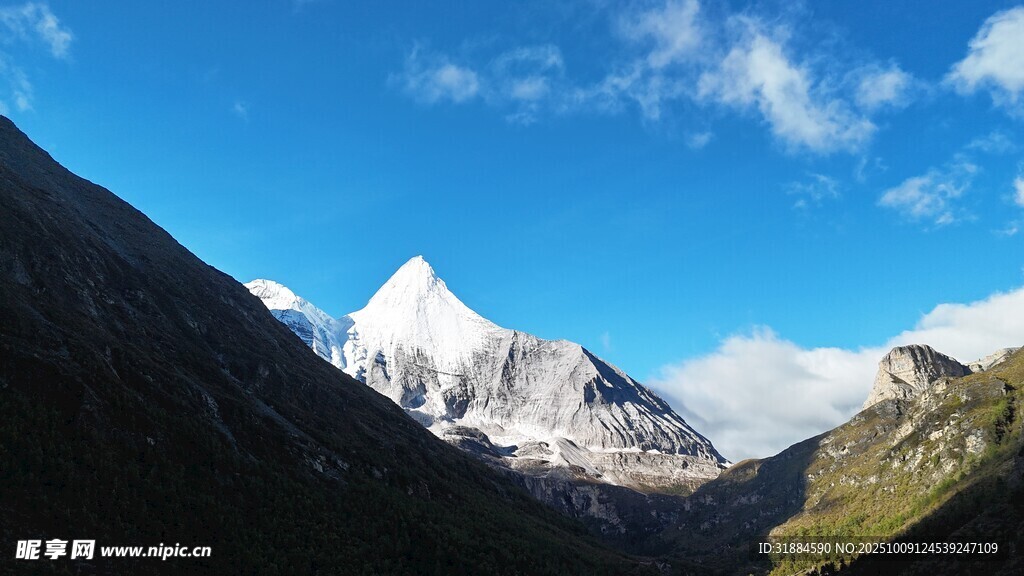 巍峨雪山壮丽山景