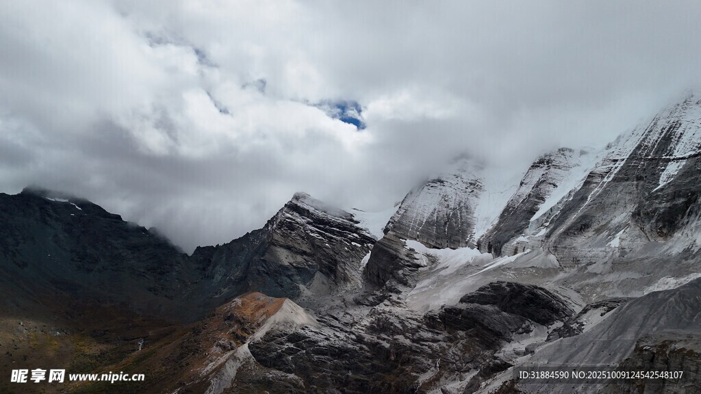 雪山云海壮丽自然景观