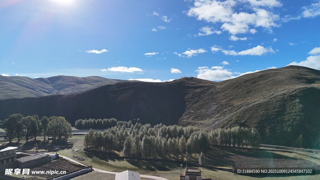 山间美景阳光照耀的宁静之地