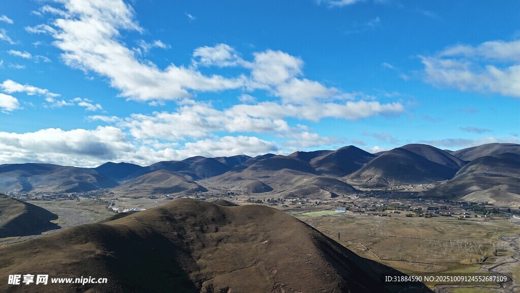 壮丽山景蓝天白云相伴
