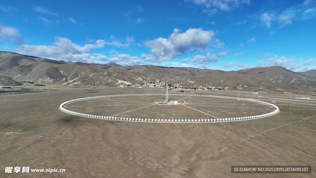 环形建筑坐落于开阔荒原