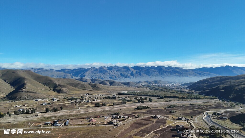 俯瞰广袤山地景观