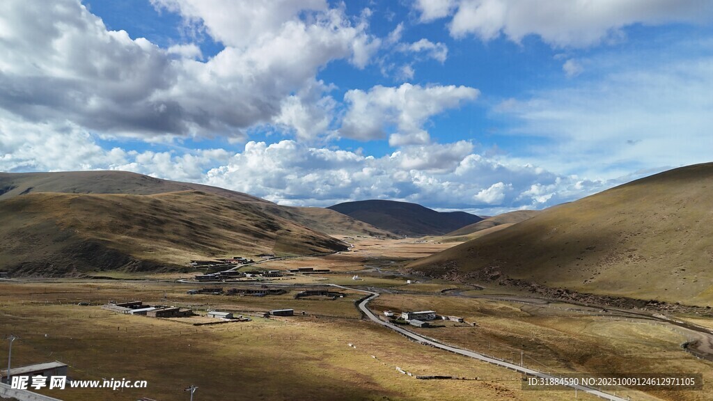 草原村落蓝天白云下的风光