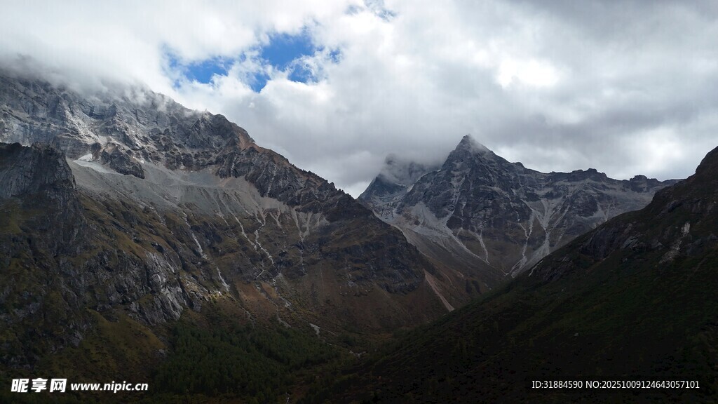 壮丽巍峨的高山景观