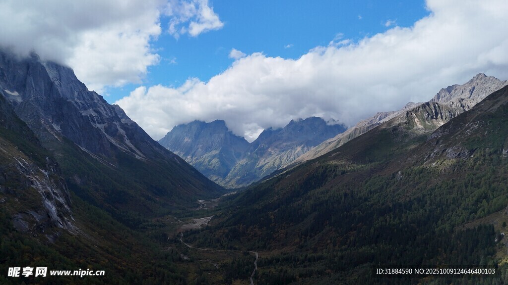 壮丽山景蓝天白云下的巍峨