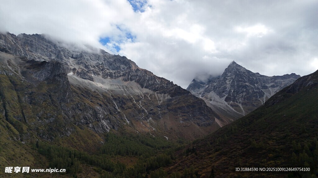 壮丽高山云雾景观