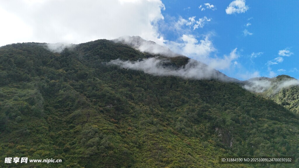 青山云海间的秀丽风光