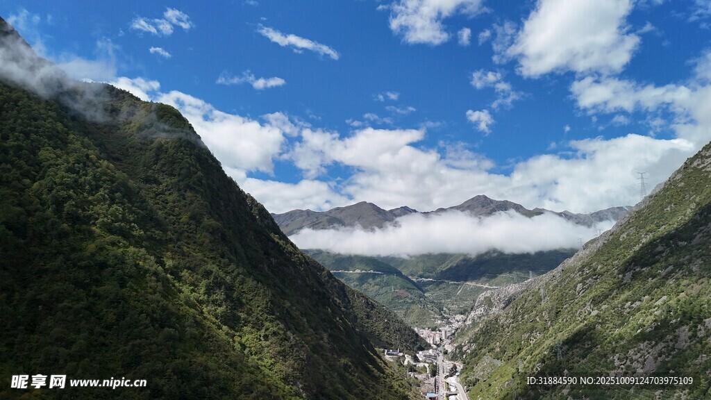山谷美景蓝天白云青山