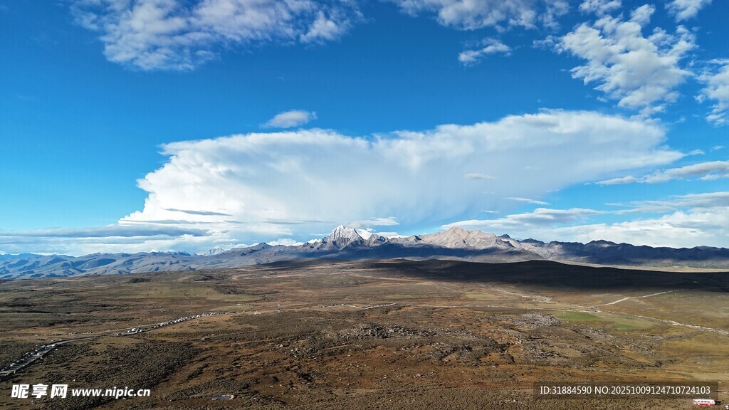 辽阔草原上的蓝天白云