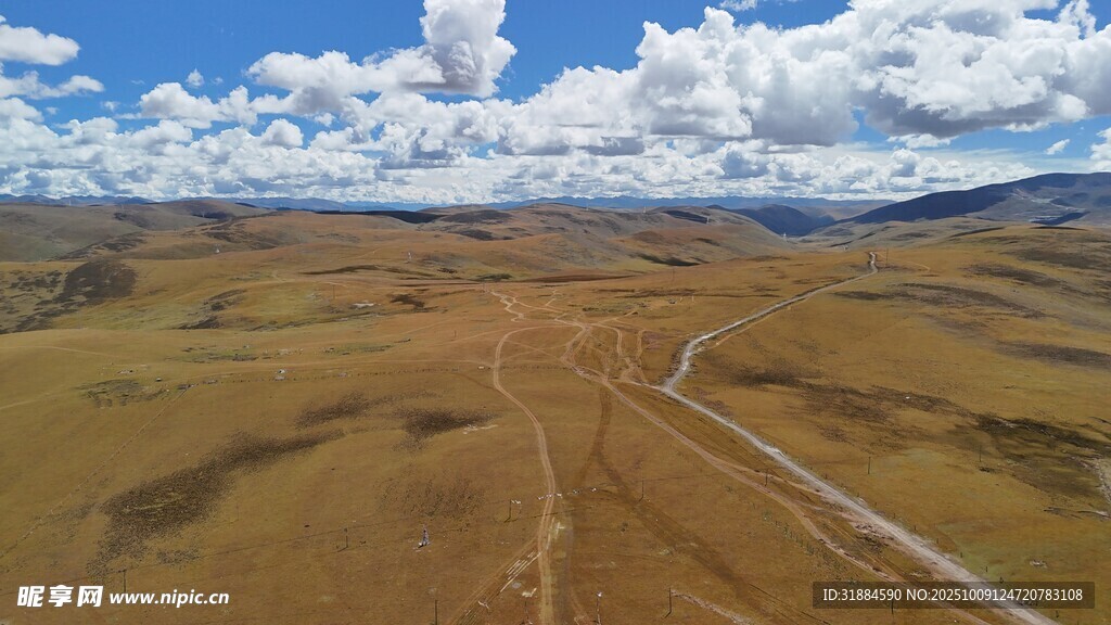 广袤荒原中的蜿蜒道路